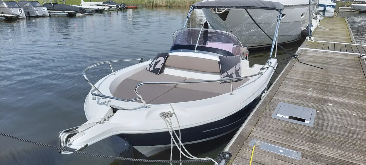 Sloep met nieuwe kussens op maat, afgemeerd op het water